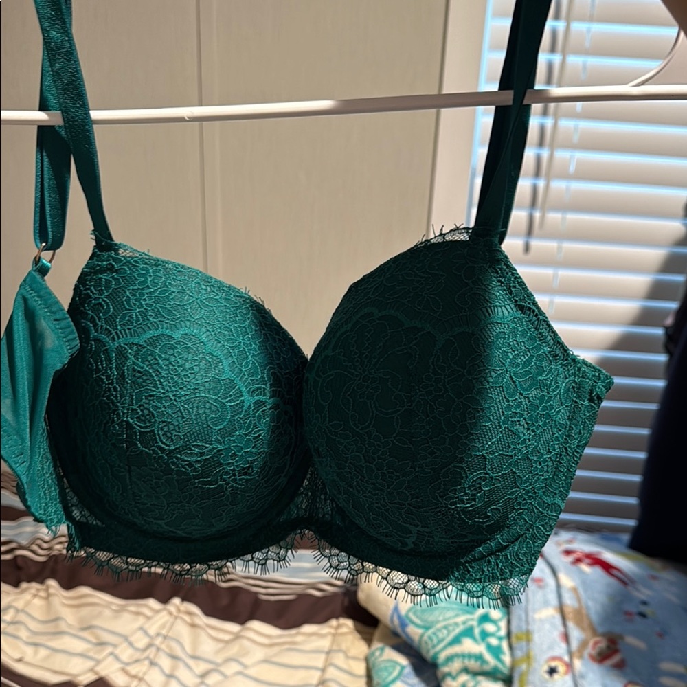 Victoria's Secret Green Lace Bra with Underwire Support